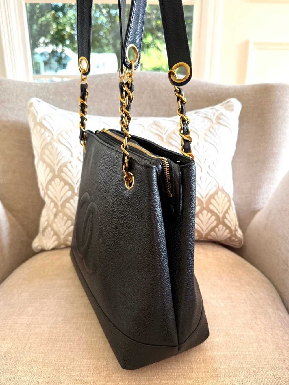 Authentic Chanel CC black caviar leather shoulder bag tote gold hardware